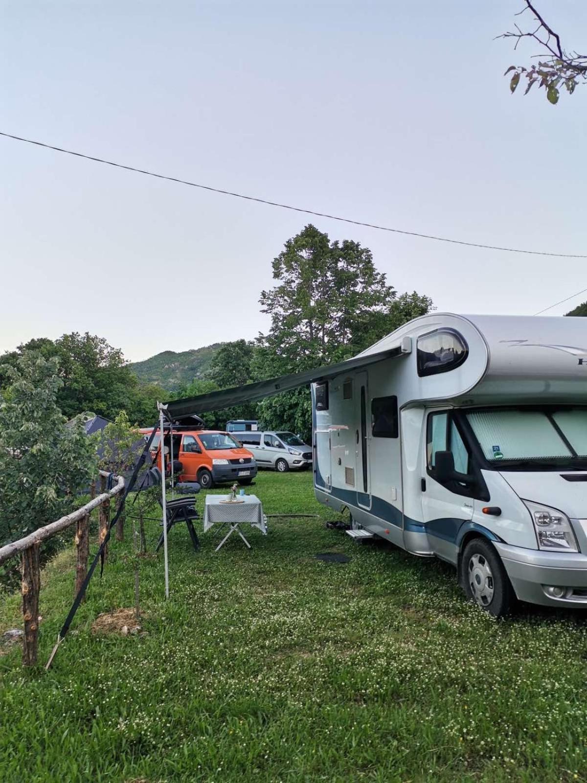 Готель Camp Oaza,Lipa Цетинє Екстер'єр фото